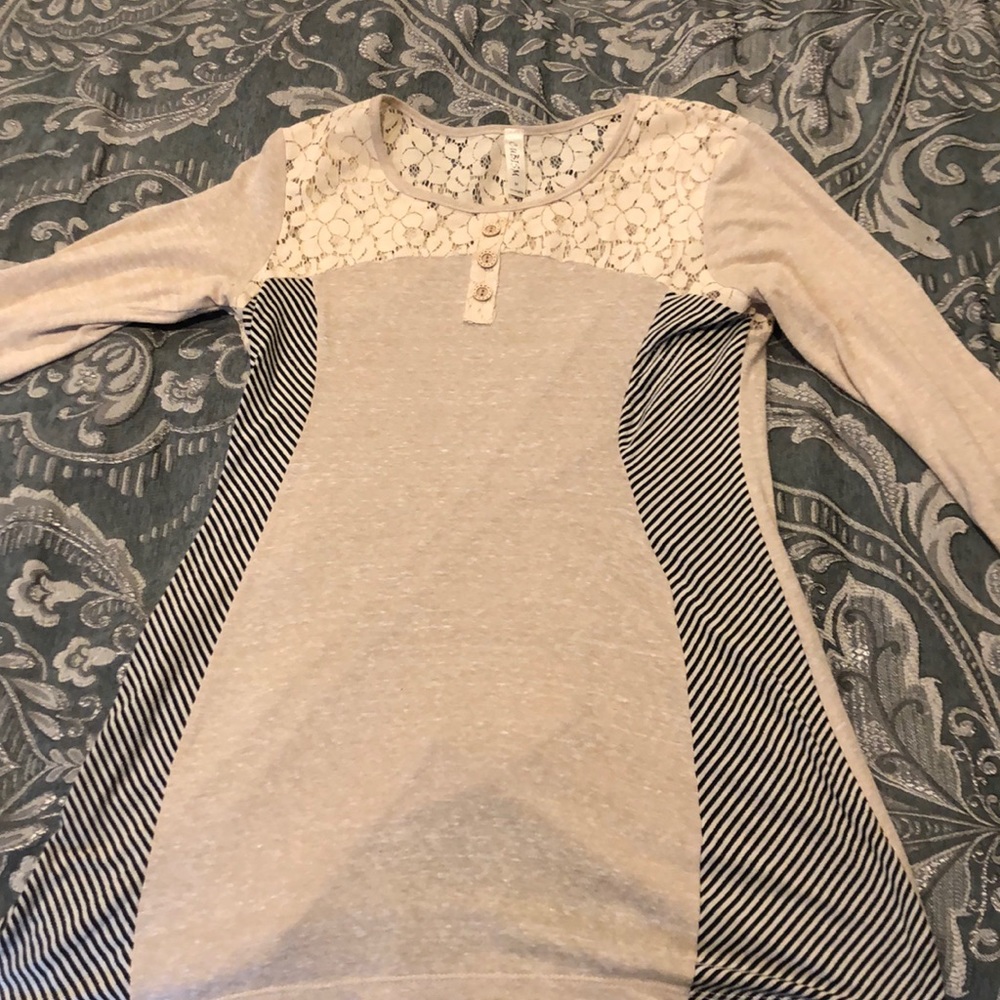 Adorable light weight 3/4 sleeve top
